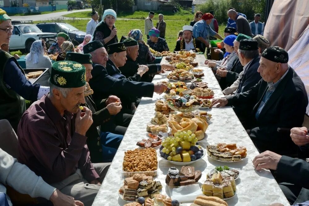 Ураза еда. Угощение к празднику Курбан - байрам. Традиция татар Курбан байрам. Курбан байрам праздничный стол. Курбан байрам застолье в Татарстане.