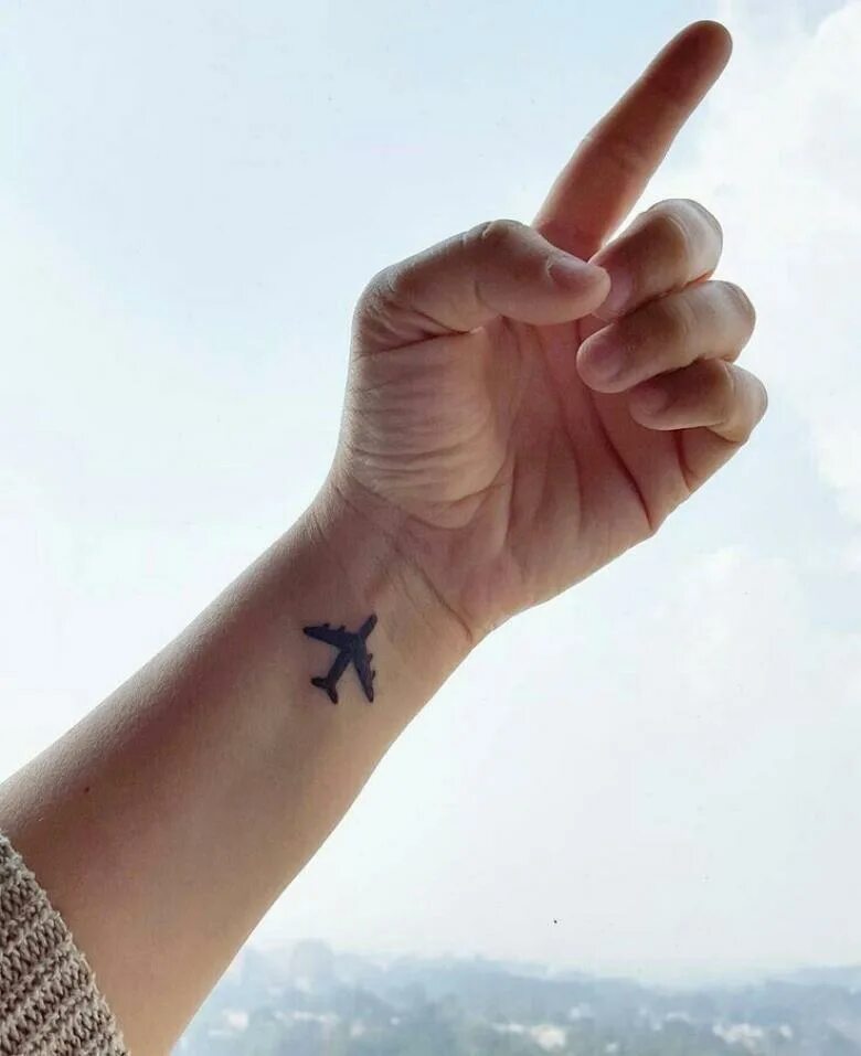 Тату самолет на запястье. Что значит самолетик. Тату самолетик на запястье. Тату самолет. Что значит самолетик.