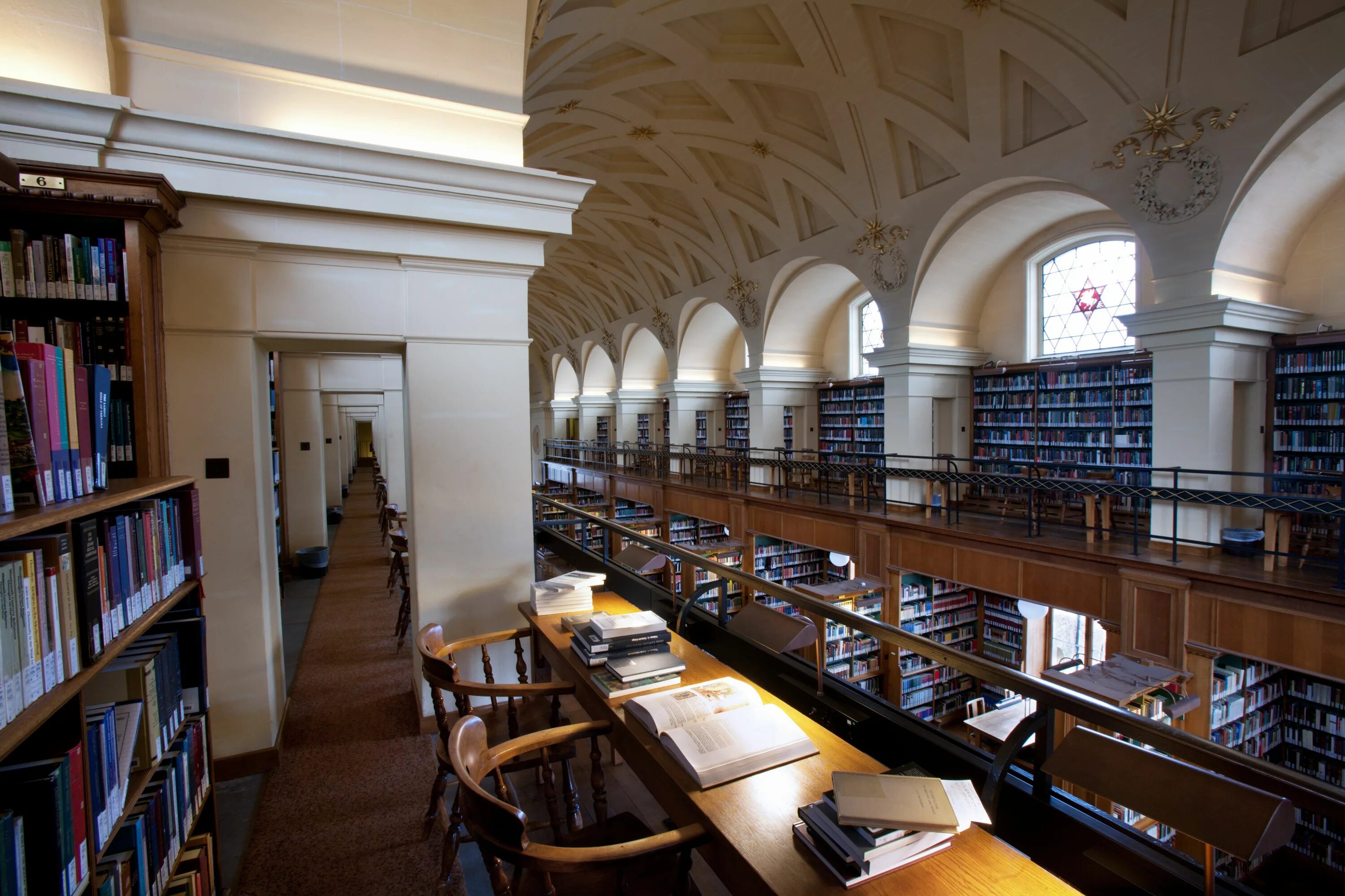 Library of medicine. Библиотека Кембриджского университета. Библиотека Кембриджа Университетская. Кембриджский университет внутри библиотека. Кембридж университет внутри.