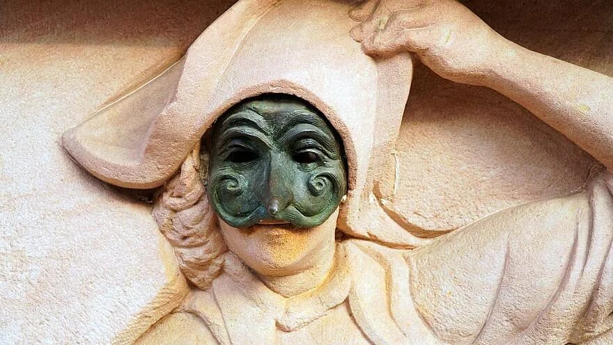 Арлекин маска 5 выпуск. Статуя Арлекина. Арлекин скульптура. Скульптура в маске. Статуя в маске.