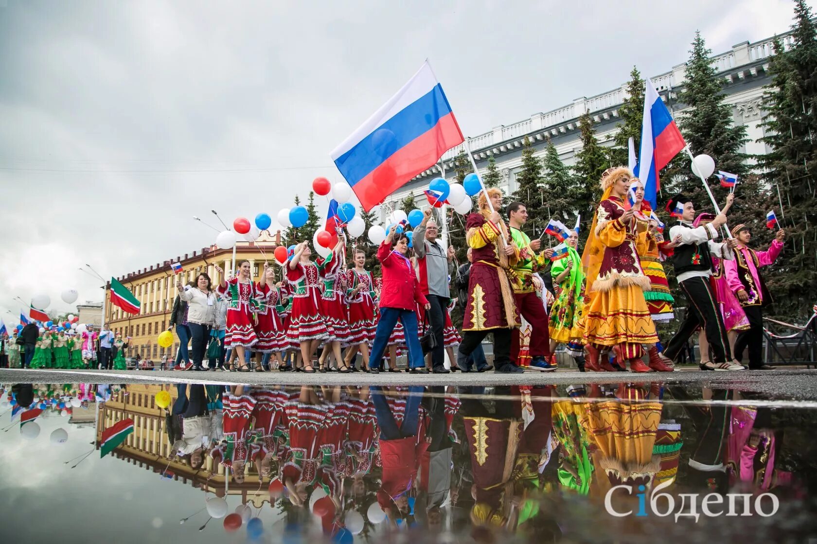 28 декабря 2017 г. Люди отмечают день города. День города 2017. Кемерово парад Сибдепо. Парад дружбы народов России.