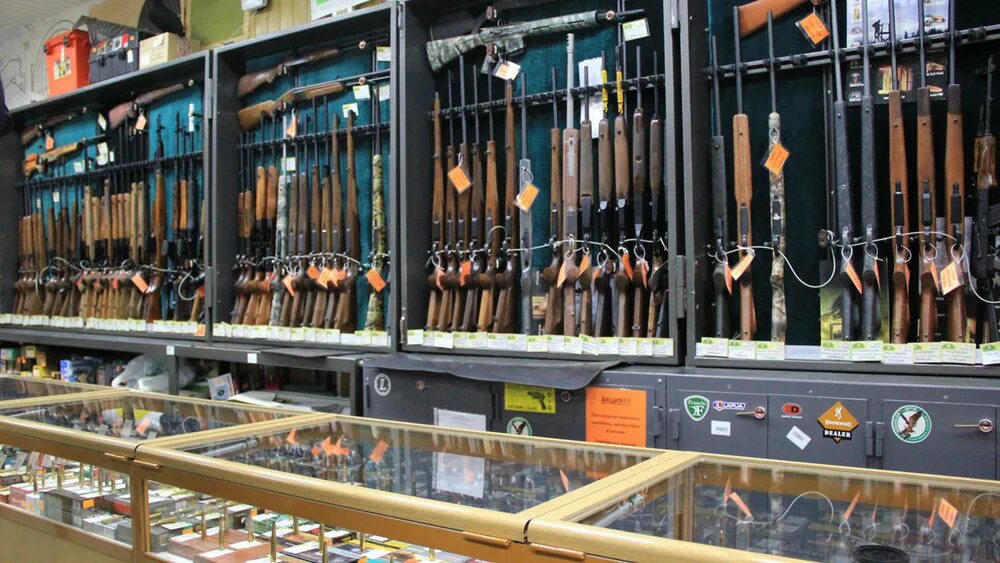 Оружейный казахстан. Витрина для оружия. Оружейный казахстан. Нападение на оружейный магазин. Стрелковое оружие казахстана.