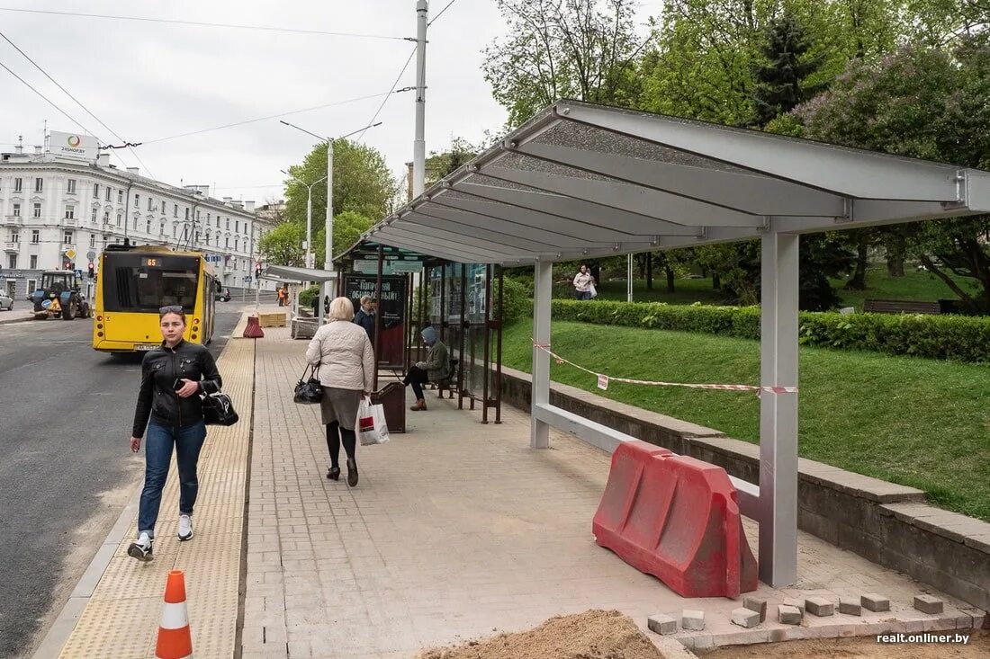 Ост минск. Остановки в Минске. Остановка городской вал. Остановка общественного транспорта. Зона остановки общественного.