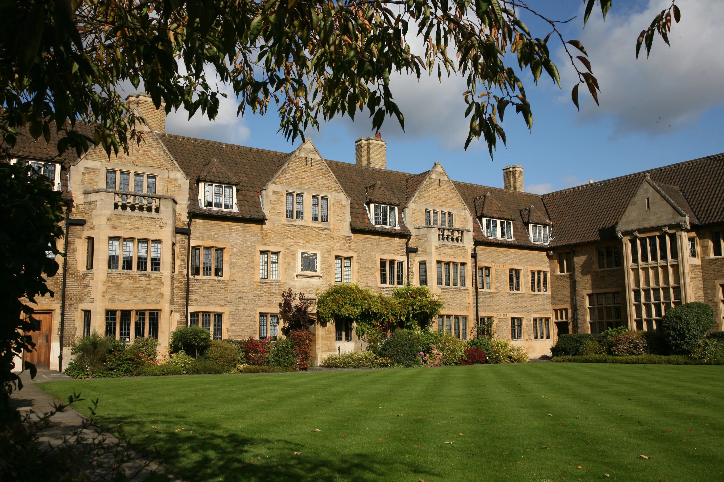 Находится пансионы. Школа Пансион в Англии. Cardiff sixth form College фото школы. Oxford sixth form College uk. Колледжи Британии.