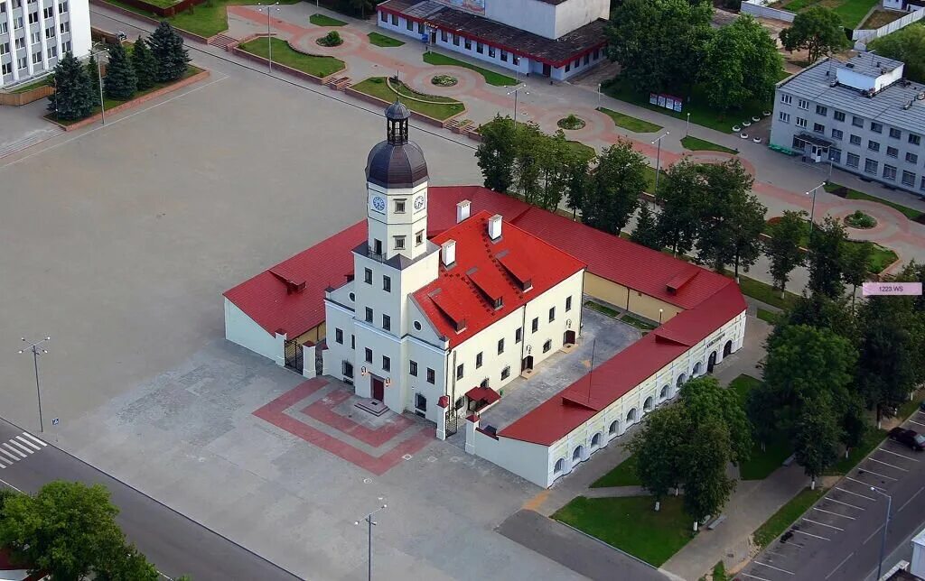 Несвиж минской. Городская ратуша Несвиж. Несвижская ратуша Несвиж. Несвижский замок ратуша. Несвиж Беларусь площадь.