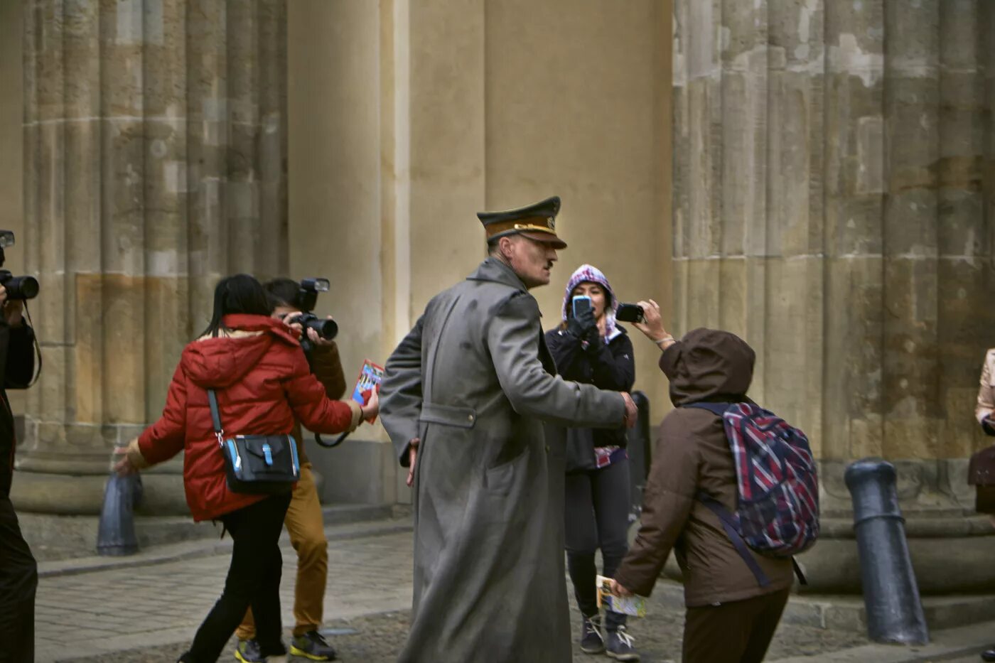 Он снова здесь 2015. Look up show. Студент в очках. Удивленная девушка. Look who is.