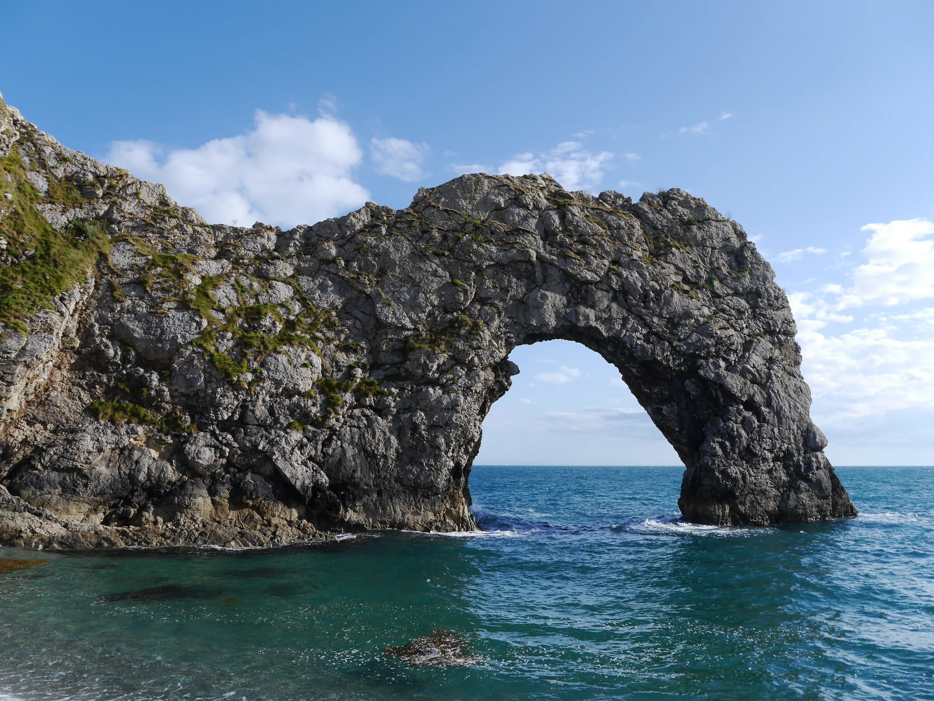 Арка в воде. Бельдиби каменная арка. Греция Лутраки грот арка. Кейп-Дорсет. Мыс Дорсет.