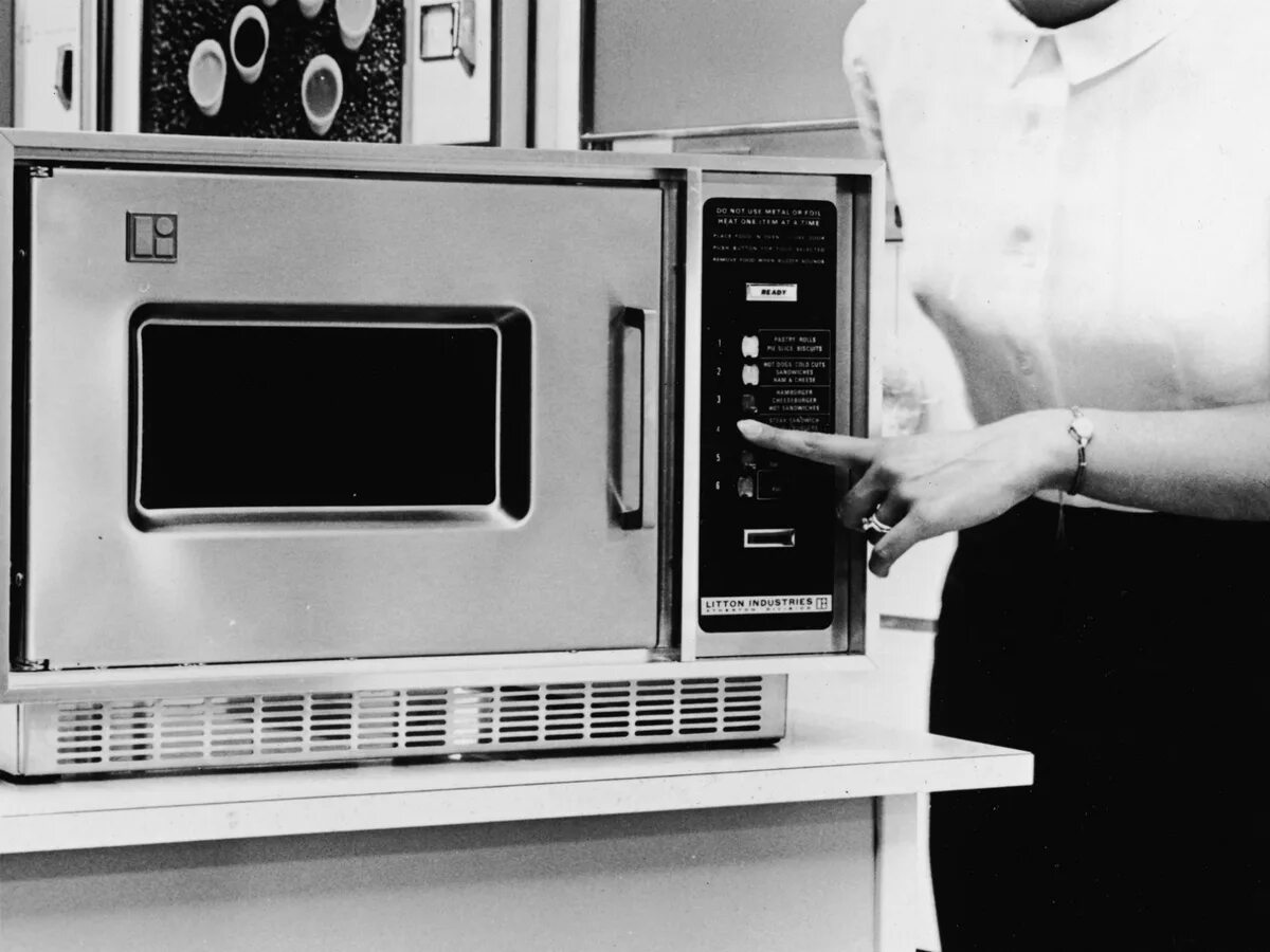 Старая микроволновка что можно. Первая микроволновая печь Перси Спенсер. Перси Спенсер микроволновая печь. Первая микроволновая печь 1945. Перси Лебарон Спенсер микроволновка.