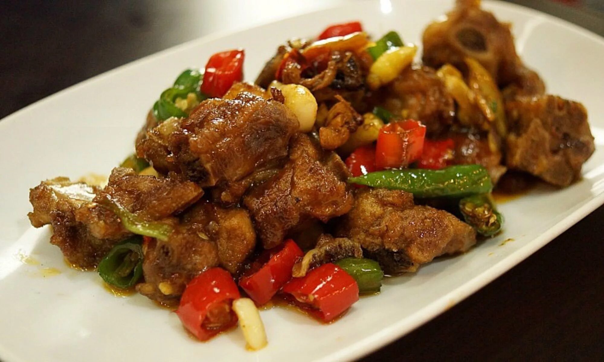 телятина тушеная. телятина тушеная с овощами. теплый салат с телятиной и овощами гриль. мясо с овощами. телятина с овощами на сковороде.