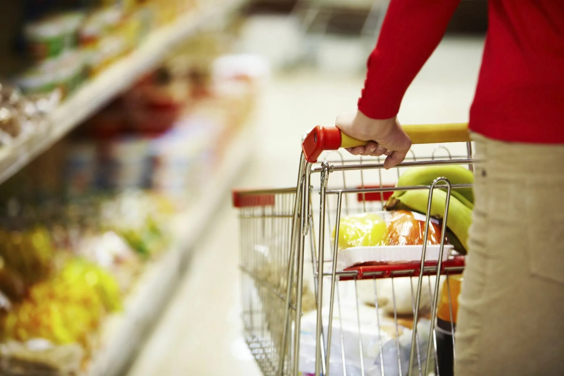 Корзина с продуктами супермаркет. Самый потребительский товар. Продукты в супермаркете. Человек с продуктами. Самый потребительский товар.