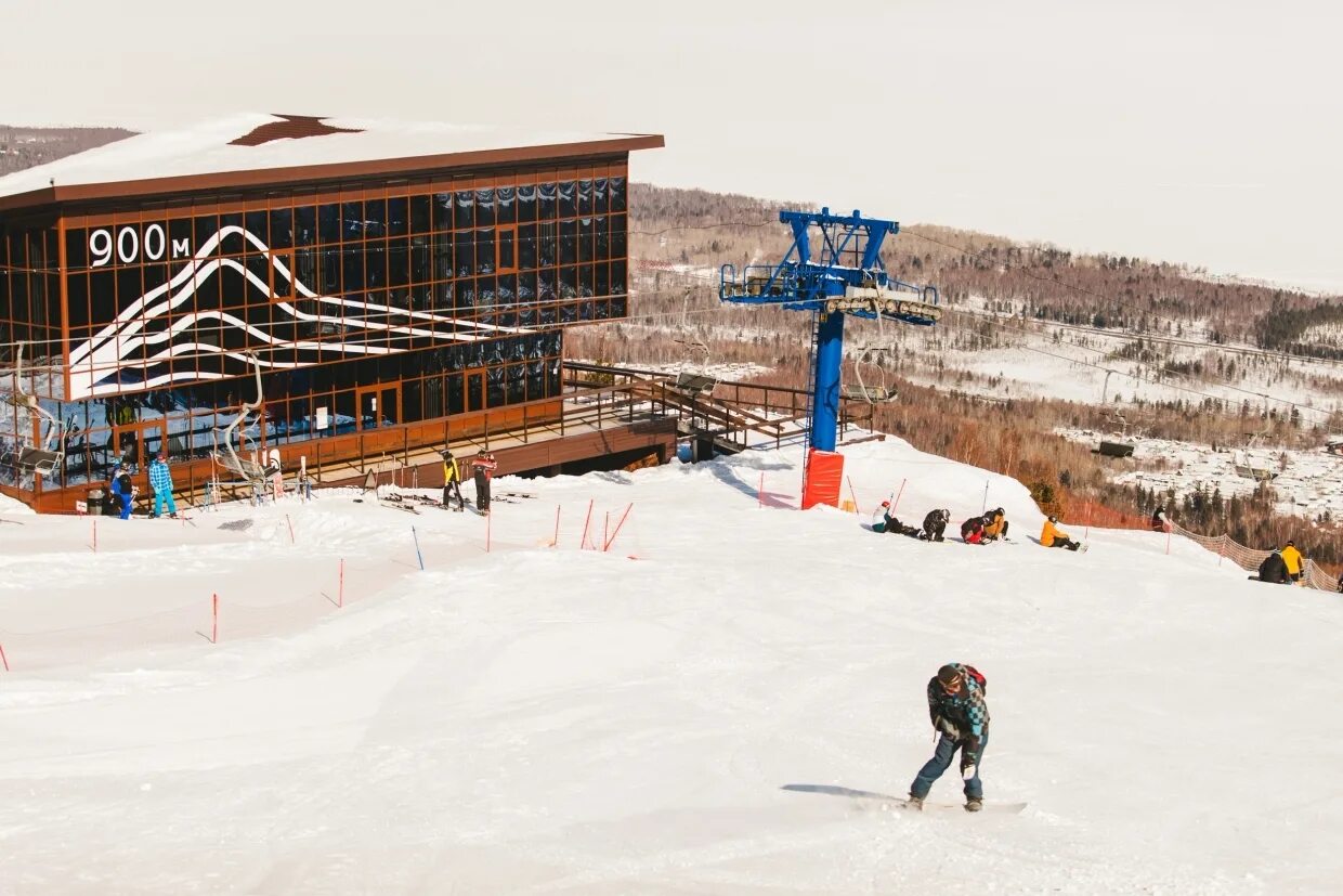 байкальский горнолыжный курорт гора соболиная. открытие гора соболиная байкальск. открытие гора соболиная байкальск. открытие гора соболиная байкальск. байкальск гора соболиная зимой.