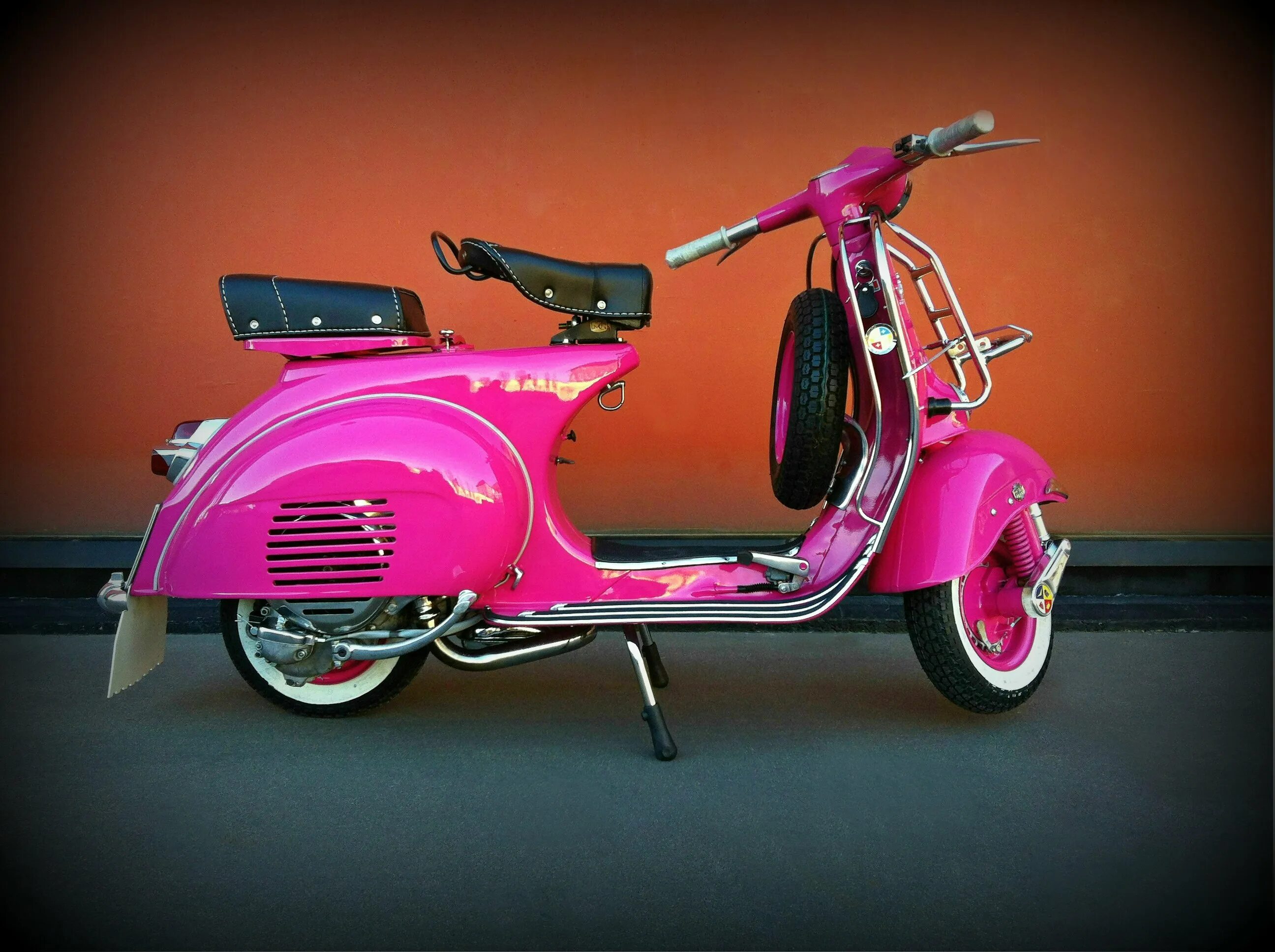 Ретро скутер купить. Веспа мотороллер розовый. Веспа розовая мопед. Ретро скутер Веспа. Ретро скутер Веспа 150.