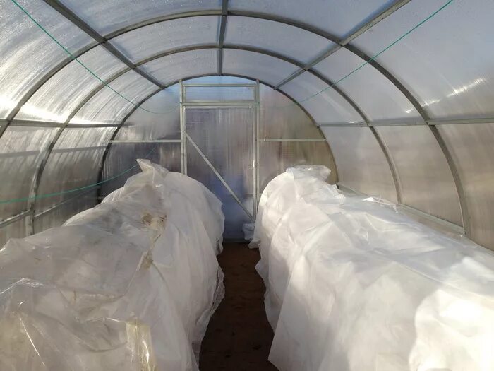 Утепленная теплица. Как утеплить теплицу. Отапливаемая теплица. Теплица с подогревом. Утеплитель для теплицы.