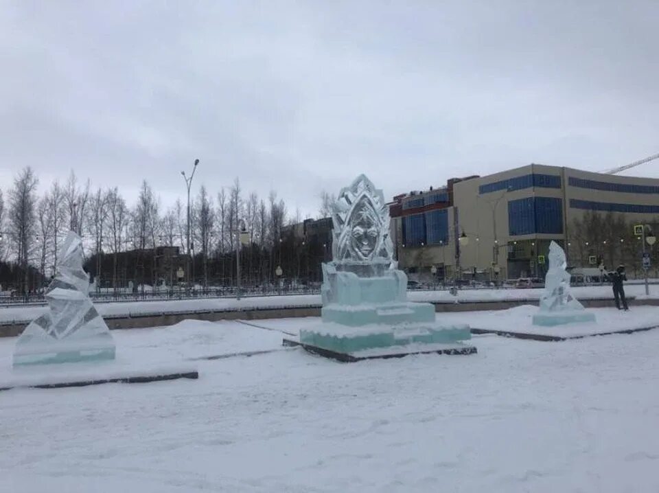 Городок нижневартовск. Ледяной городок Нижневартовск. Ледяной городок Нижневартовск 2019. Нижневартовск Центральная площадь. Ледяной городок Нижневартовск 2023.