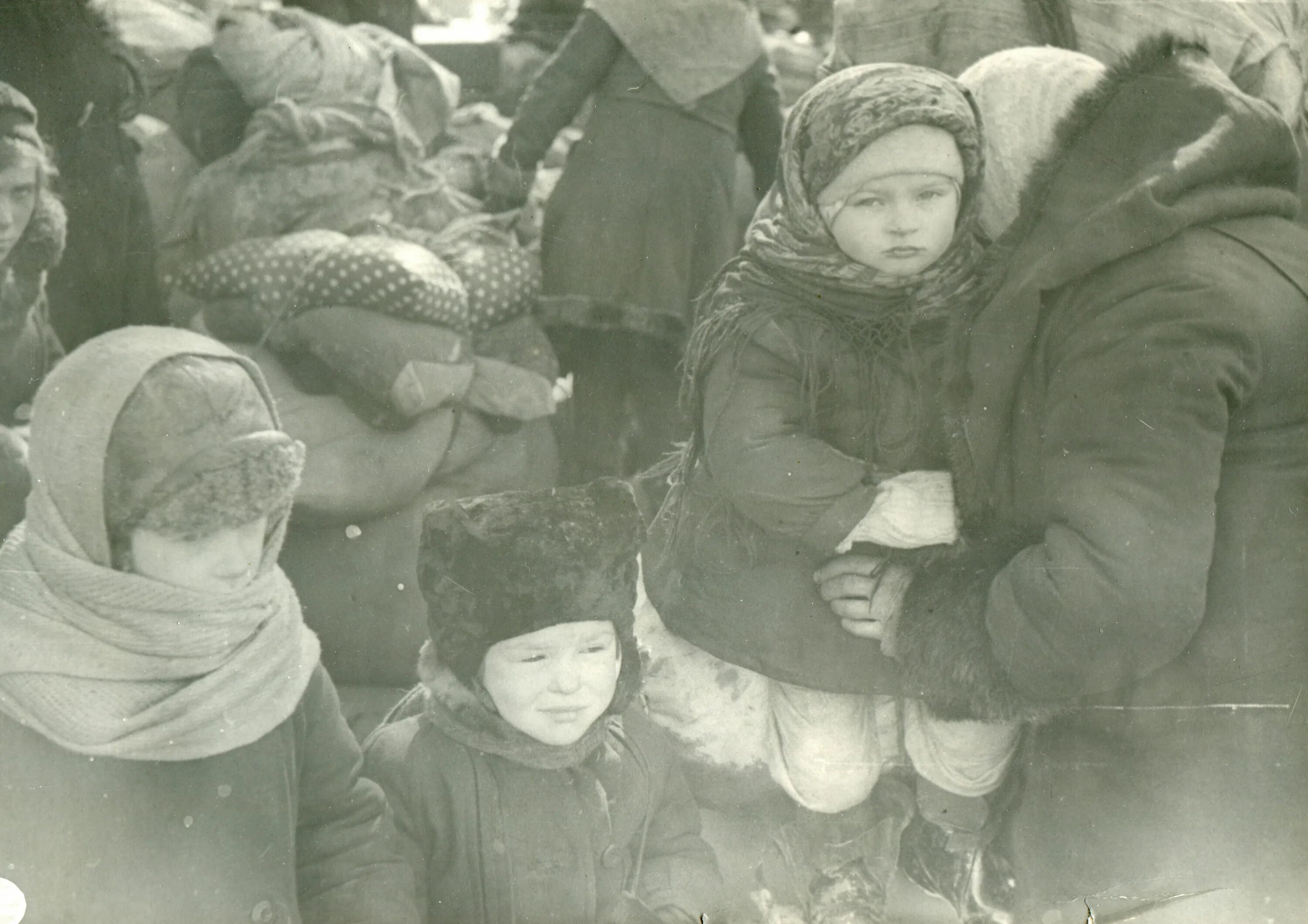 Дети 1944 года. Эвакуация населения в годы Великой Отечественной войны. Эвакуация населения из Ленинграда 1941. Эвакуированные дети малыши в годы войны. Эвакуированные в годы войны.