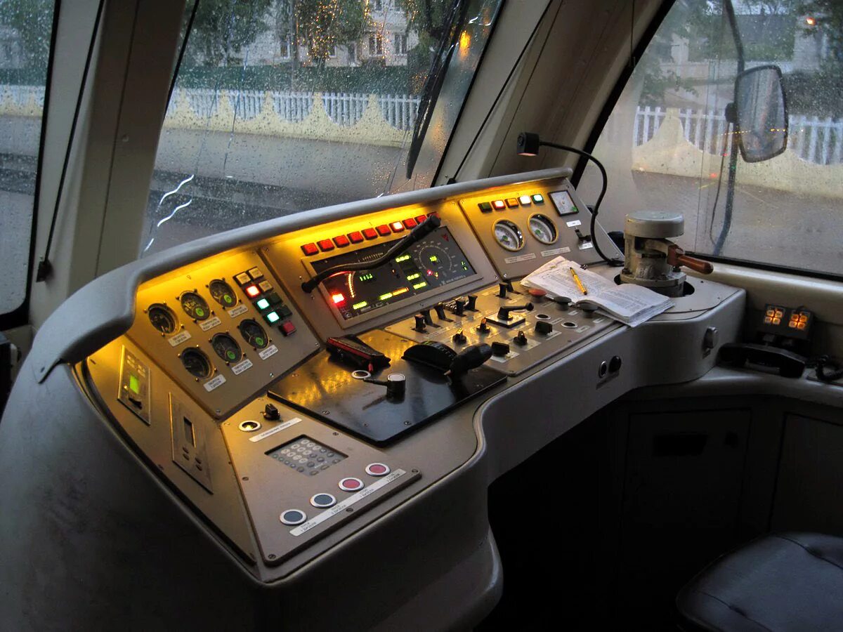тмэ1 тепловоз кабина. 81-717. 81-765 кабина машиниста. пульт управления кабины. кабина управления поезда.