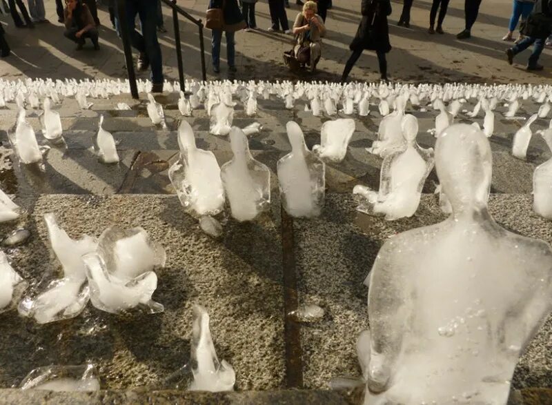 Человек растаял. Неле Азеведо. Ледяные статуи nele Azevedo. Бразильская художница и скульптор Неле Азеведо. Ледяные фигурки Неле Азеведо.