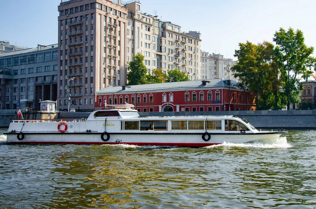 Водное такси москва. Теплоход фараон в Москве. Корабль фараон Москва. Фараон корабль Москва река. Теплоход фараон в Москве фото.