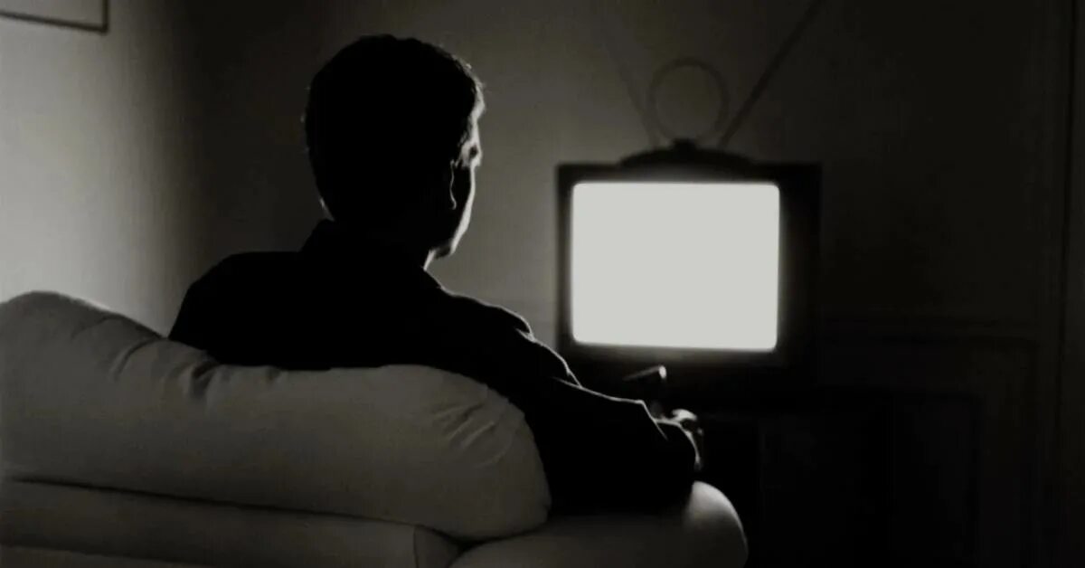Сижу перед телевизором. Человек перед телевизором в темноте. Телевизор в темноте. Сидит перед телевизором. Мужчина перед телевизором.