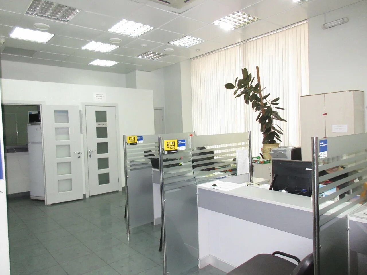 аренда помещение магазин санкт петербург. 143 корп 1 санкт-петербург. атарбекова 11 краснодар. большой холл в офисе. коммерческое помещение под банк.