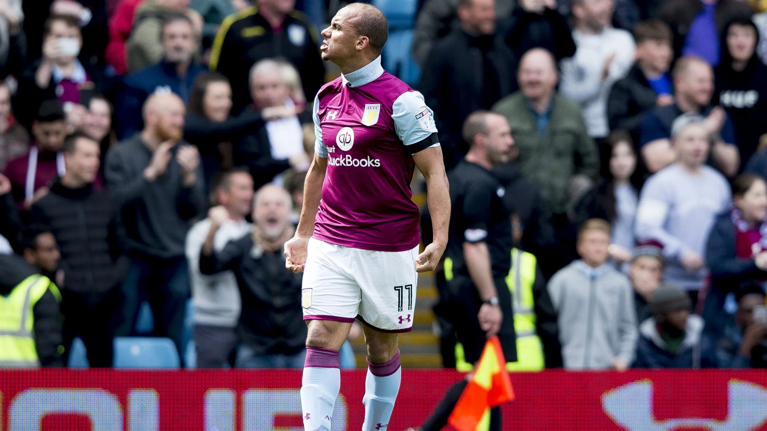 Открывается после замены игрока aston villa
