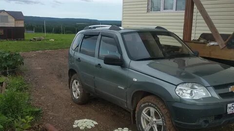 Шевроле нива серая