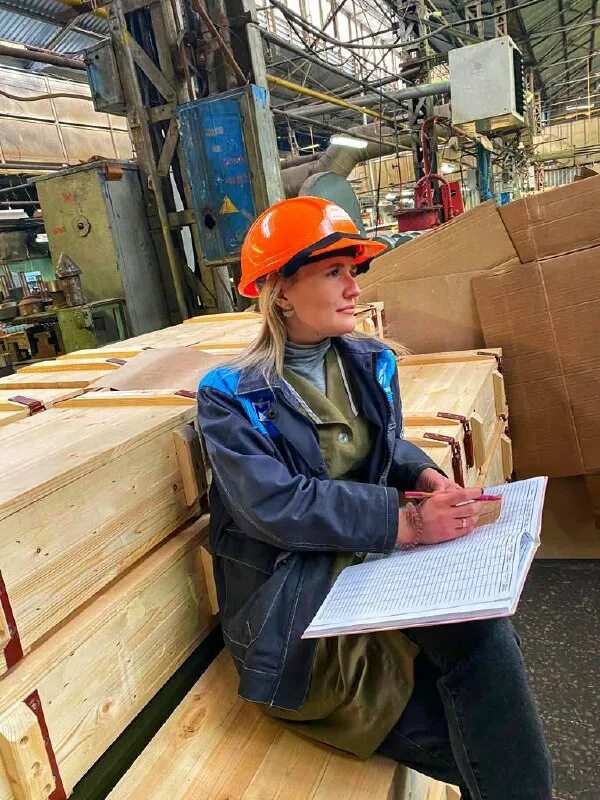 весенняя трудовая вахта. газета трудовая вахта северодвинск звездочка. профессии трубного завода. школьная вахта. женщина инженер-технолог с планшетом темно синий.