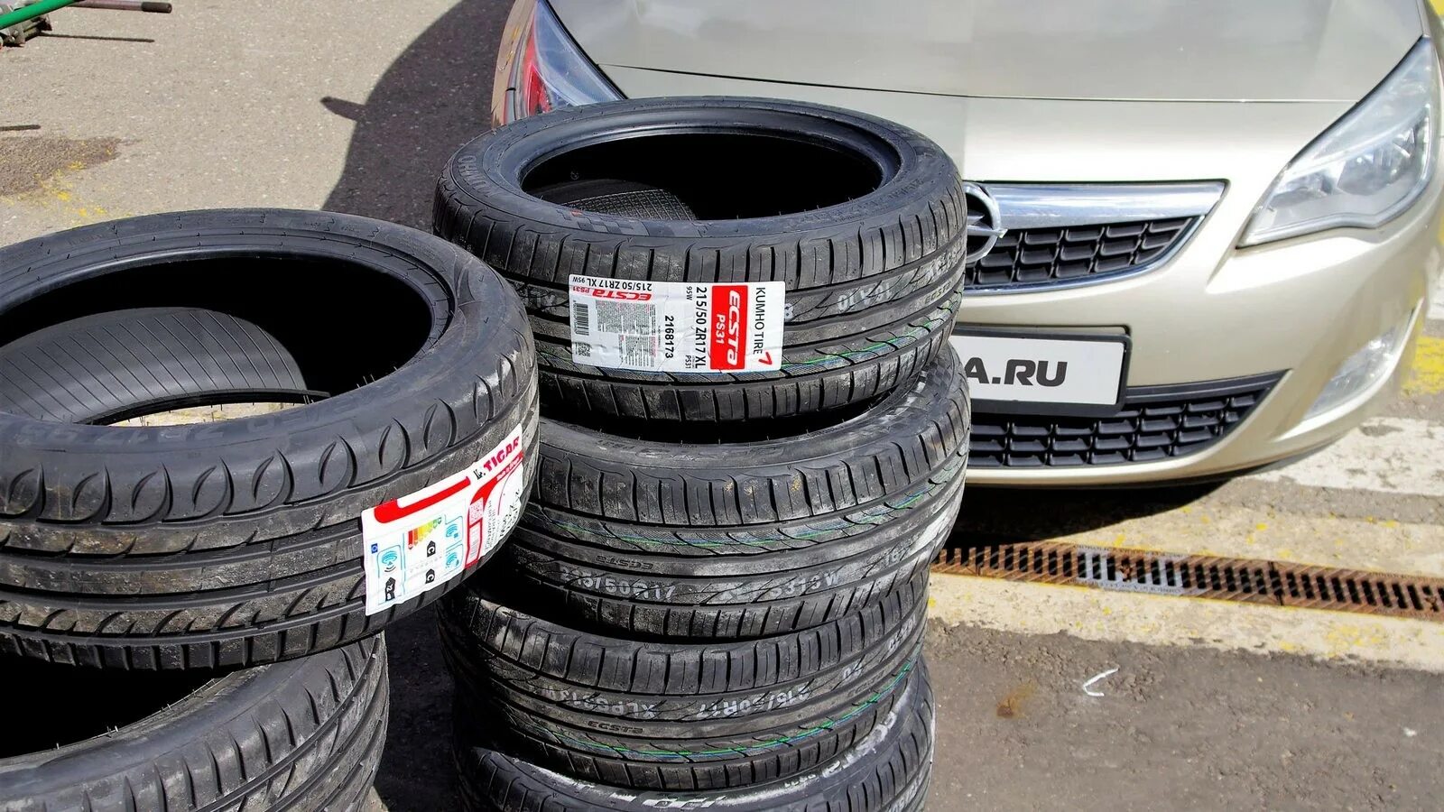 Летние шины страна производитель. Kumho Ecsta ps31. Марка шин Кумхо. Kumho Ecsta ps31 215/50 r17 95w. Kumho Ecsta ps31 225/45 r17.