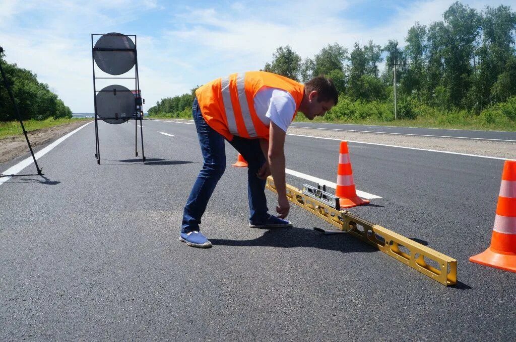 Оценка качества дорог. Дорожные работы. Выполнение дорожных работ. Ровность дорожного покрытия. Измерение ровности дорожного покрытия рейкой.