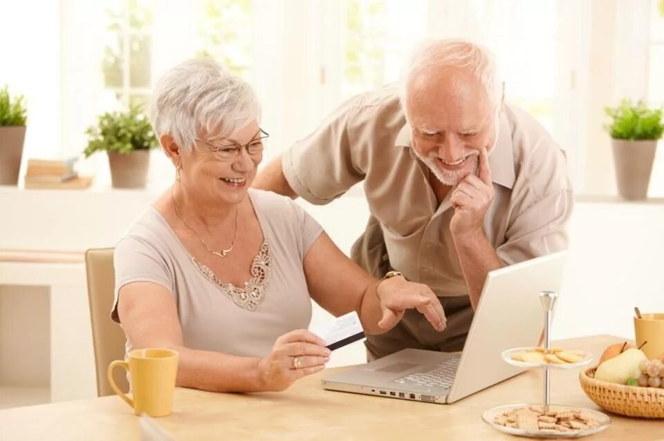 Любого возраста а также. Пожилые и компьютер. Пожилой человек за компьютером. Пожилые люди. Пожилой человек с ноутбуком.