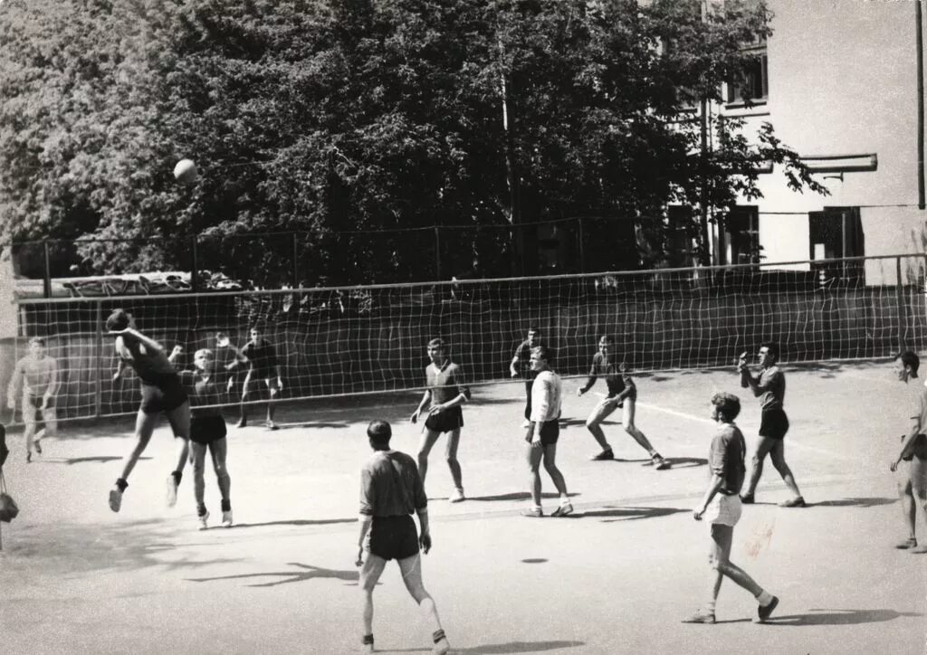 Первые международные соревнования по волейболу год. Волейбол 1895. Волейбол в США В 1895 году. Волейбол 1897. Первая игра в волейбол 1895.