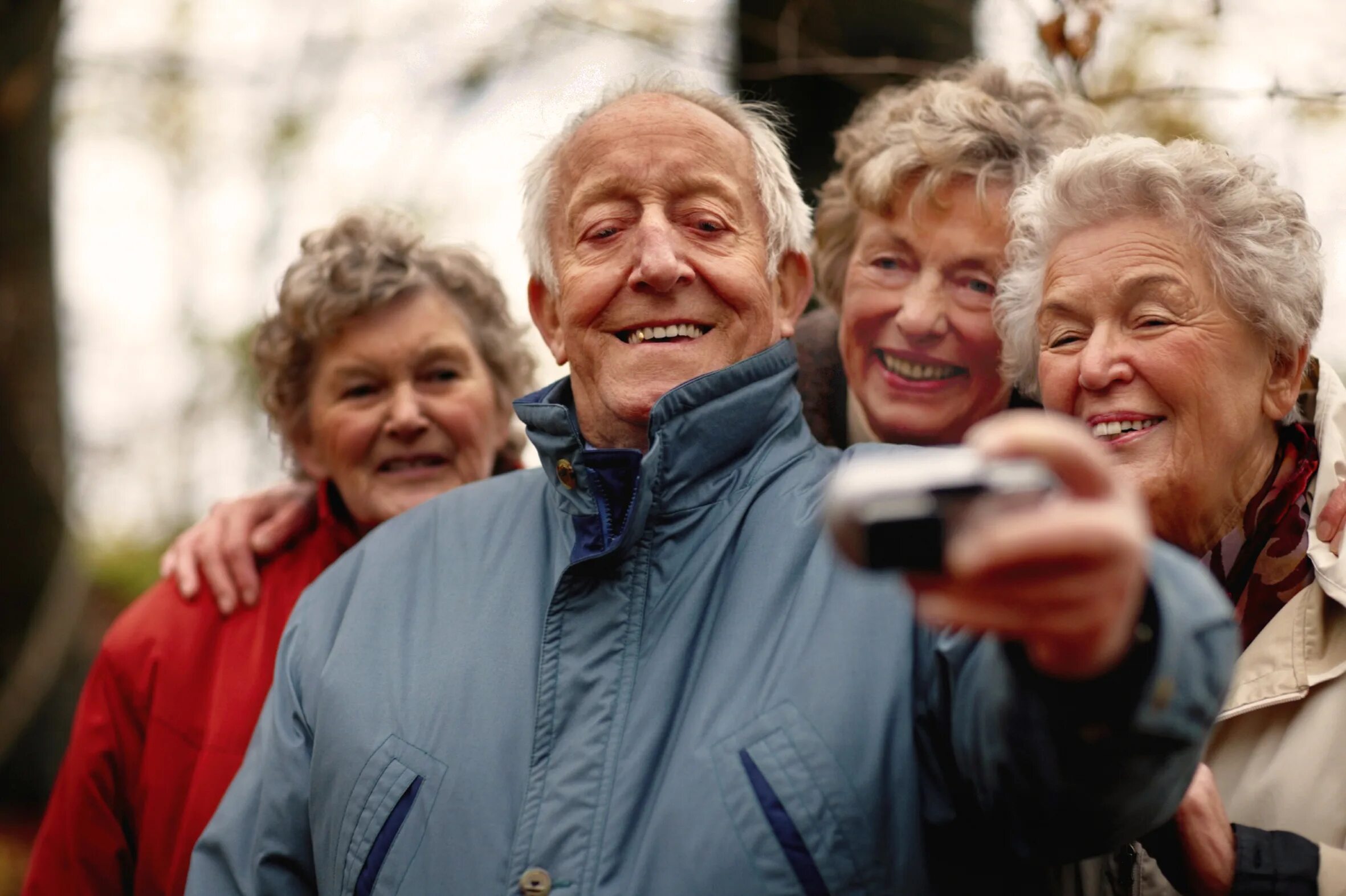 Пожилые люди. Счастливые пенсионеры. Счастливые пожилые люди. Радостные пожилые люди.