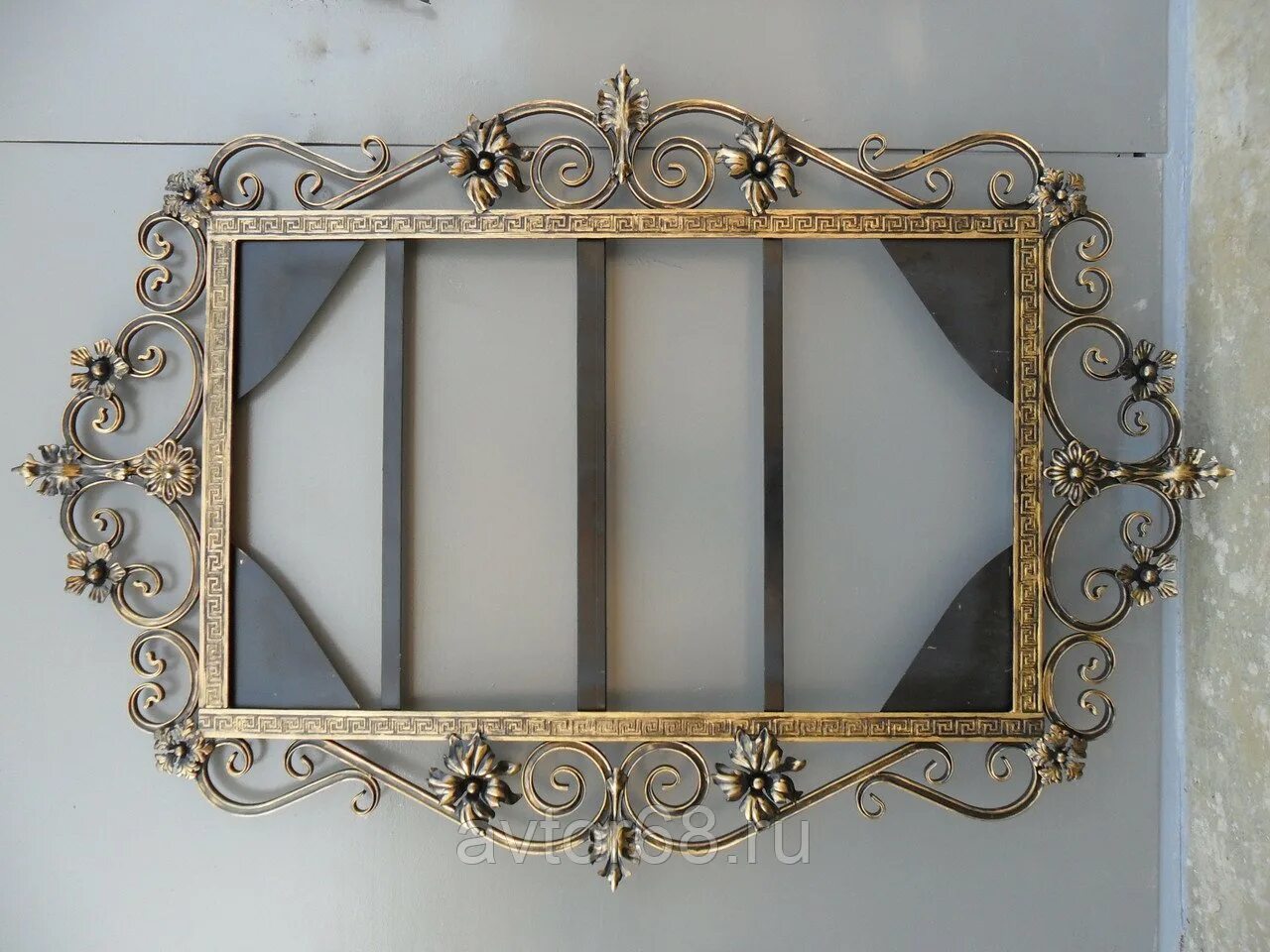 Металлические обрамления. Кованое зеркало. Кованая рамка для зеркала. Зеркало в кованой раме. Зеркала в металлических рамах.