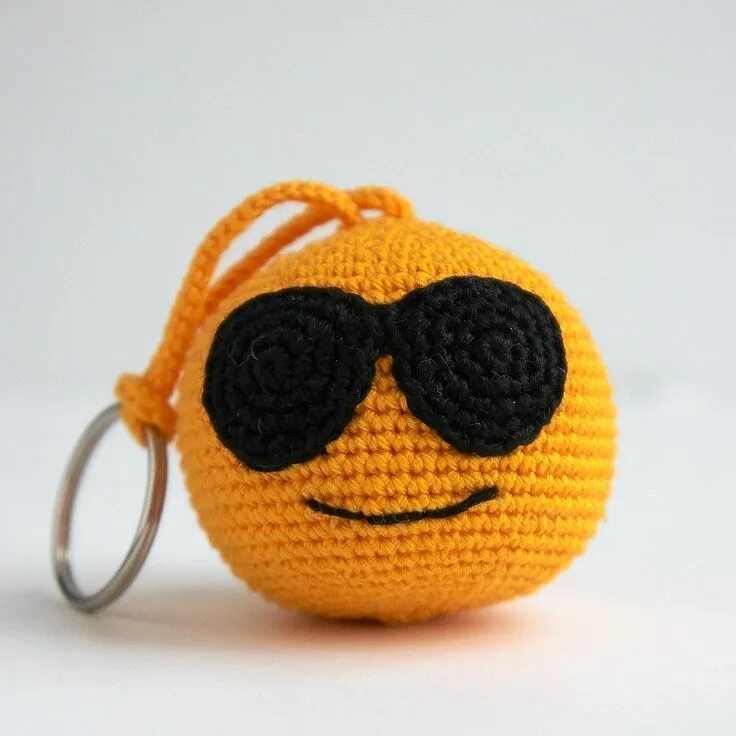 Вязание крючком смайлики. Вязаный брелок смайлик. Вязаные смайлики крючком. Связанный смайлик. Брелок смайлик крючком.