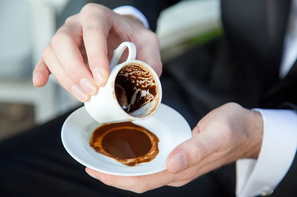 кофейная гуща в чашке кофе. кукла в кофейной гуще. очень густой кофе. можно ли есть кофейную гущу. сбор кофе.