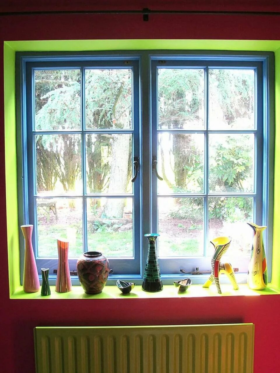 Какая краска окна деревянные. Цветные пластиковые окна. Цветные окна в интерьере. Цветные пластиковые окна в интерьере. Цветные оконные рамы в интерьере.