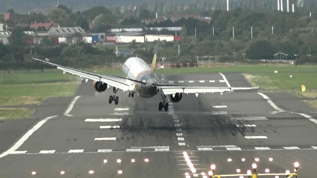 Можно самолеты видео. Самолет на ВПП. Посадка самолета. Посадка самолета при ветре. Самолет при посадке.