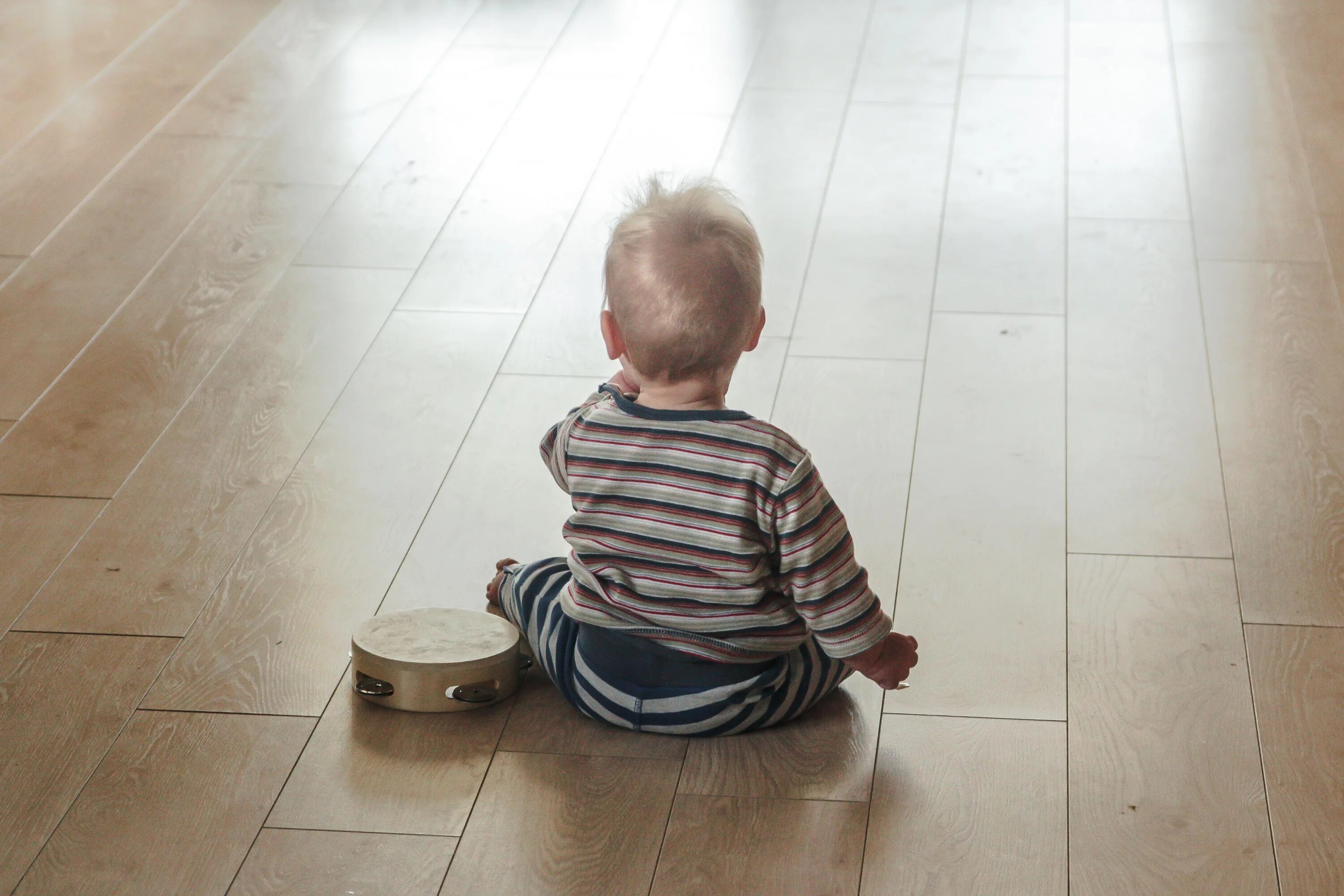On the floor listen. Пол ребенка. Ребенок играющий на паркете. Дети играют на полу. Ребенок сидит на полу.