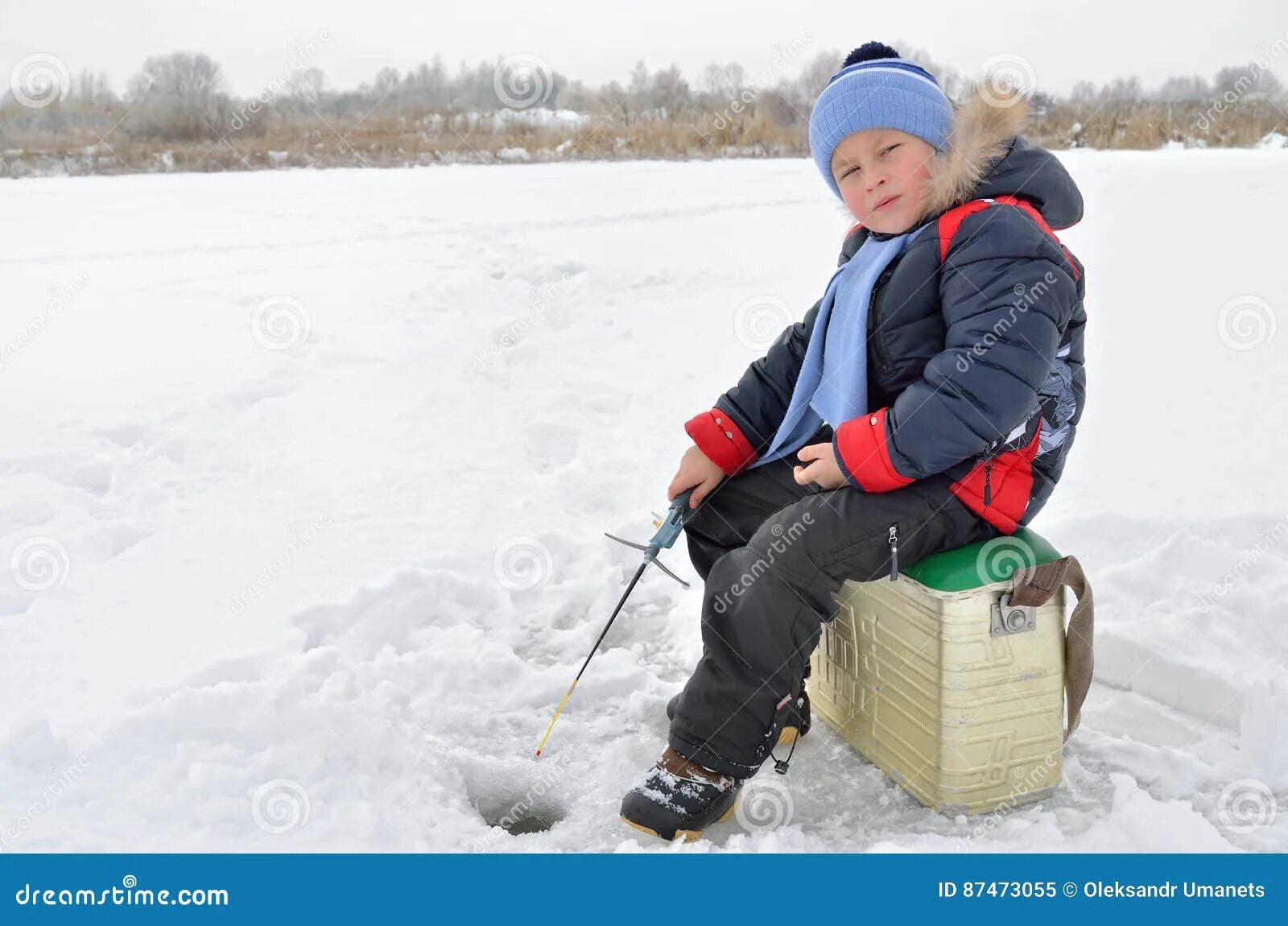 Frozen удочка. Мальчик на зимней рыбалке. Рыбалка мальчик зима. Мальчик ловит рыбу зимой. Мальчики на рыбалке зимой картинки.