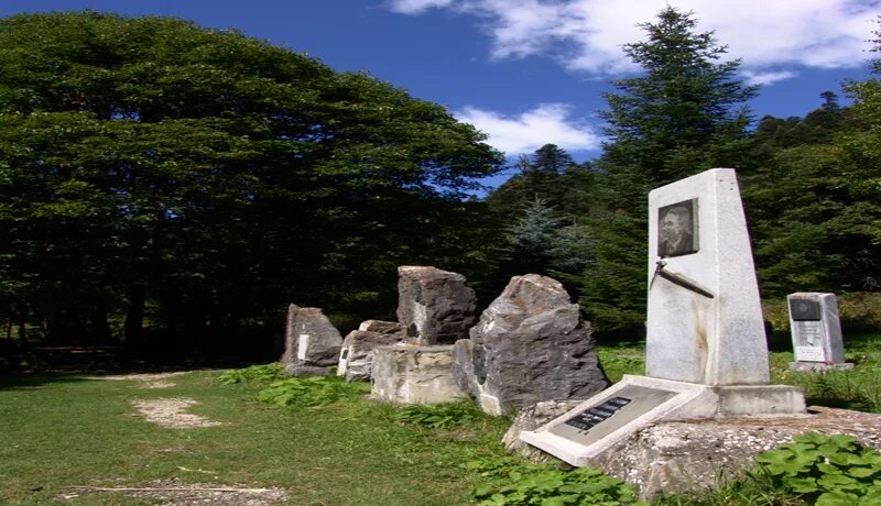 кладбище альпинистов в домбае. алибек домбай кладбище альпинистов. кладбище альпинистов в домбае. кладбище альпинистов в домбае. альпинистское кладбище домбай.