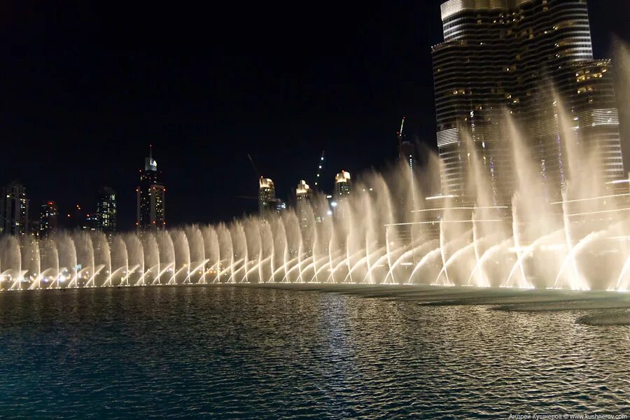 Дубайские видео. Дубай фонтаны Бурдж Халифа. Дубай Молл Поющие фонтаны. Музыкальный фонтан Дубай Молл Дубай. Танцующий фонтан у Бурдж Халифа.