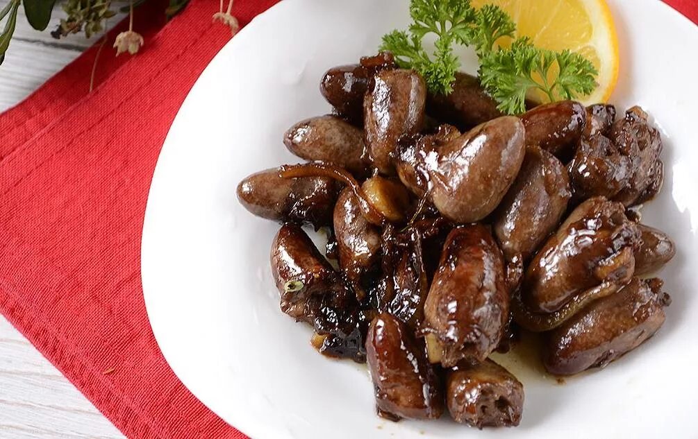 Как пожарить сердечки. Куриные сердечки. куриные сердечки в соевом соусе. сердце куриное. жареные куриные сердечки.