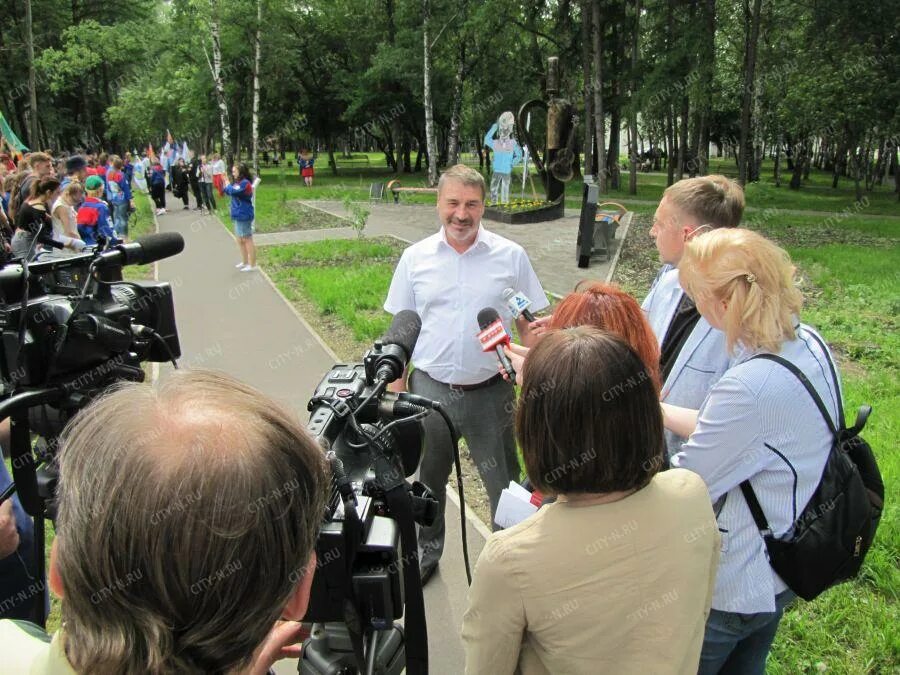 Сквер Первостроителей Новокузнецк. Памятник студенческим отрядам Новокузнецк. Студенческие отряды Новокузнецк. Администрация города 01 мая Новокузнецк фото концерт.