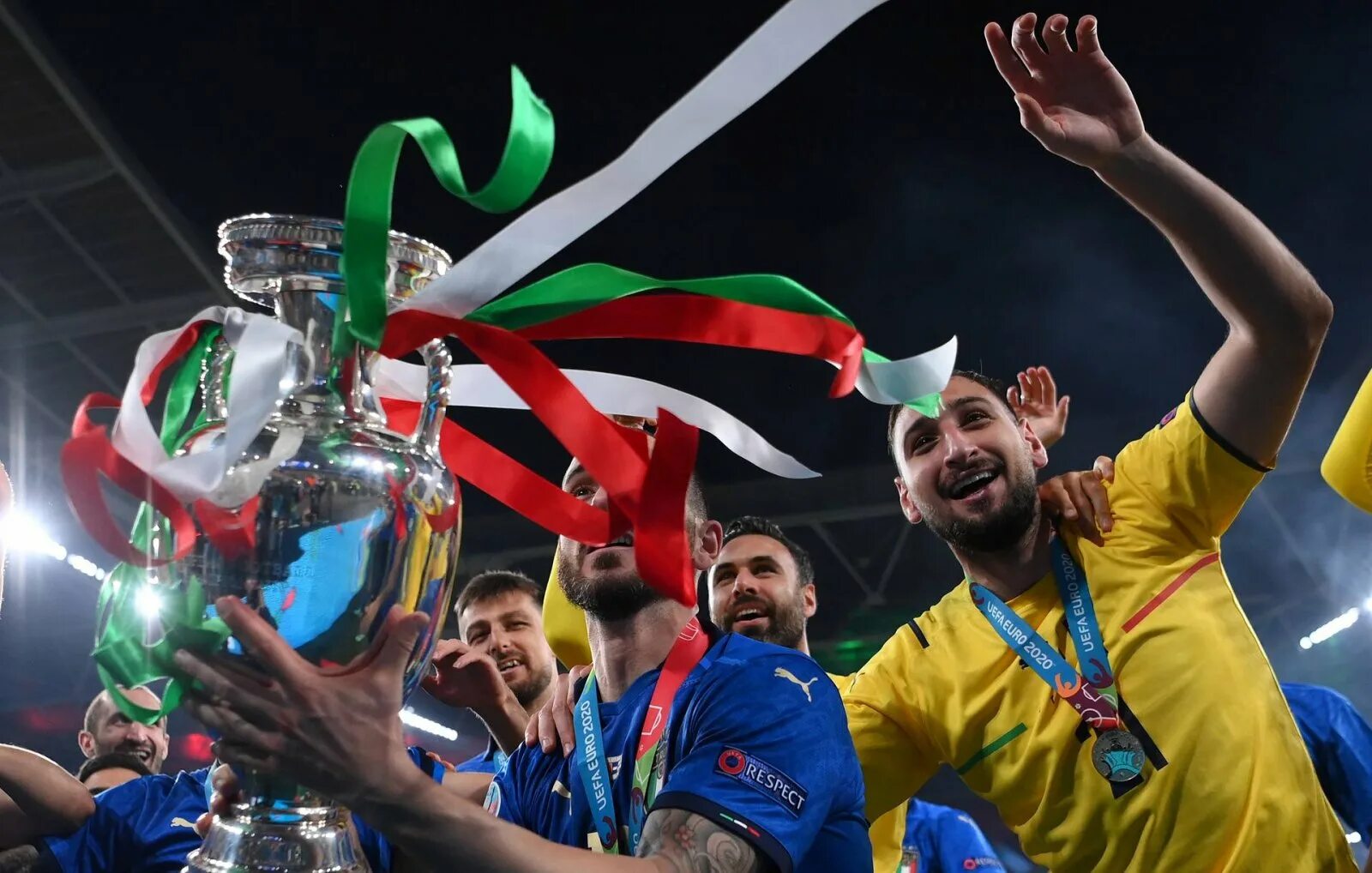 Команда сборной италии. Италия англия финал евро 2020. Итальянцы чемпионы. Сборная италии по футболу 2021 евро. Uefa 2020 champions италия.