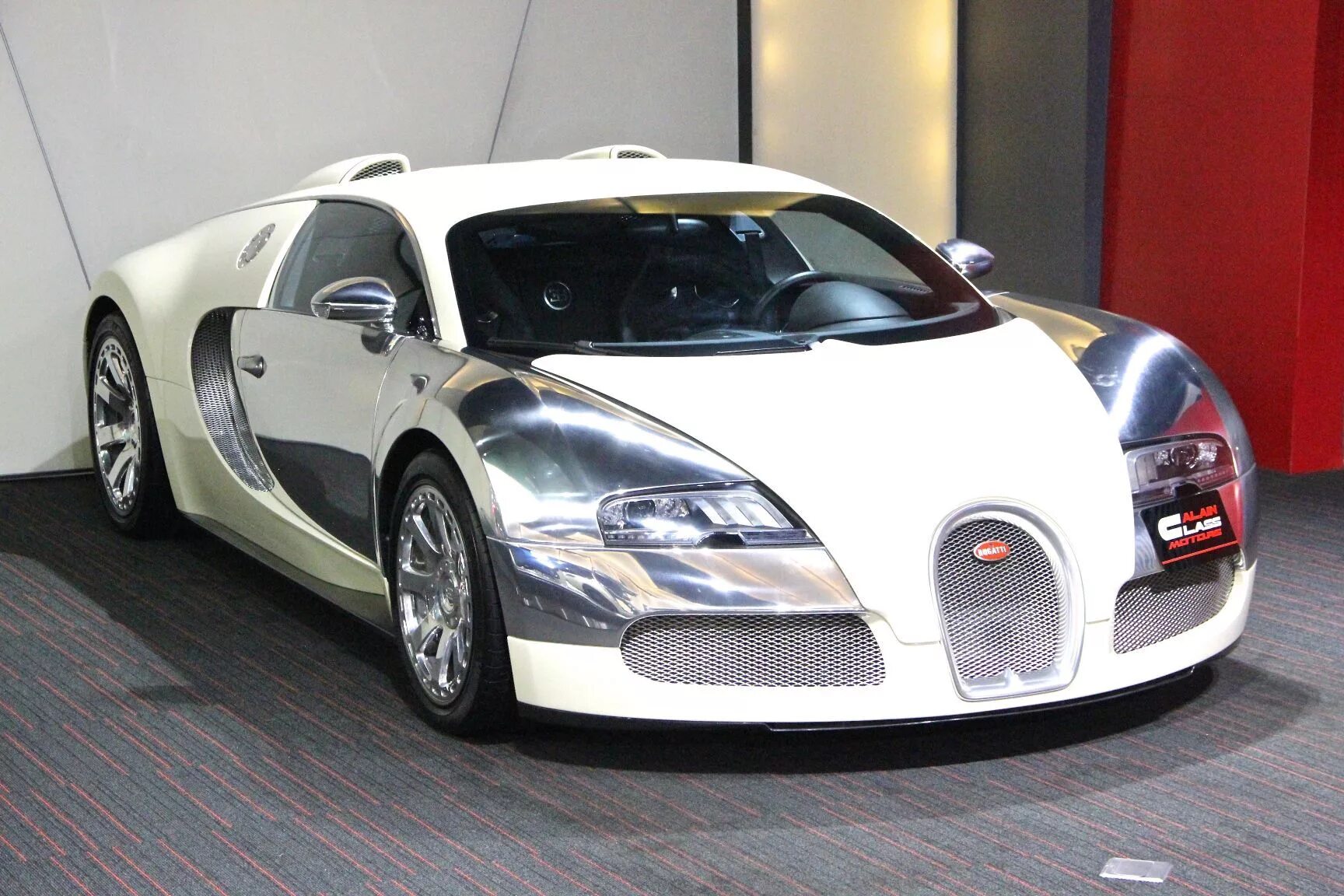 Сколько лошадиных сил в бугатти. Электромобиль Бугатти Вейрон. Bugatti 2009 Veyron centenaire. Бугатти 2005. Бугатти Вейрон 2020.