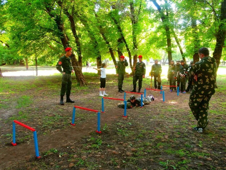 Военно спортивная игра положение. Военно патриотический лагерь Зарница. Зарница полоса препятствий. Военно-спортивные игры для школьников. Спортивная полоса препятствий.