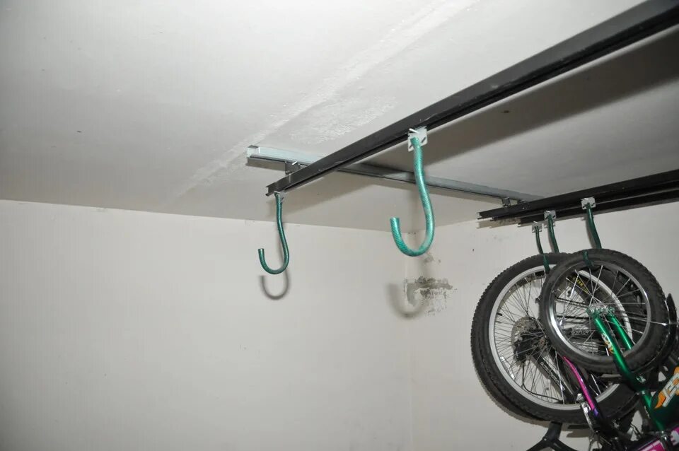 Под устанавливаю. Подвес для велосипеда на потолок. Потолочное крепление для велосипеда. Подвес для велосипедов в гараже. Подвесная система хранения велосипеда.