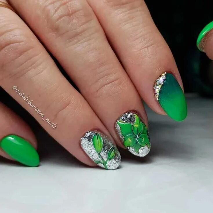 Зеленое 2023. Модный зеленый 2023 пантон. Зелёный маникюр однотонный. Зелёный маникюр на выпускной. Салатовый маникюр на короткие ногти.