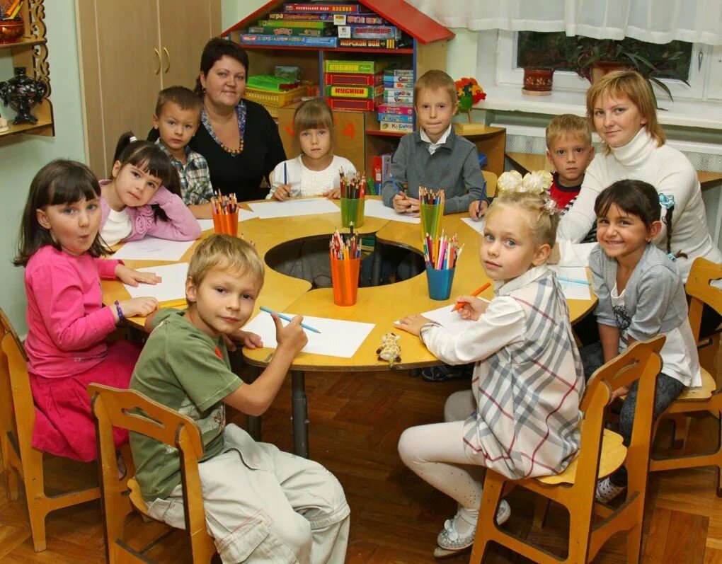Детский сад. Дети за столом. Дошкольное образование в России. Дети с родителям в детском саду.