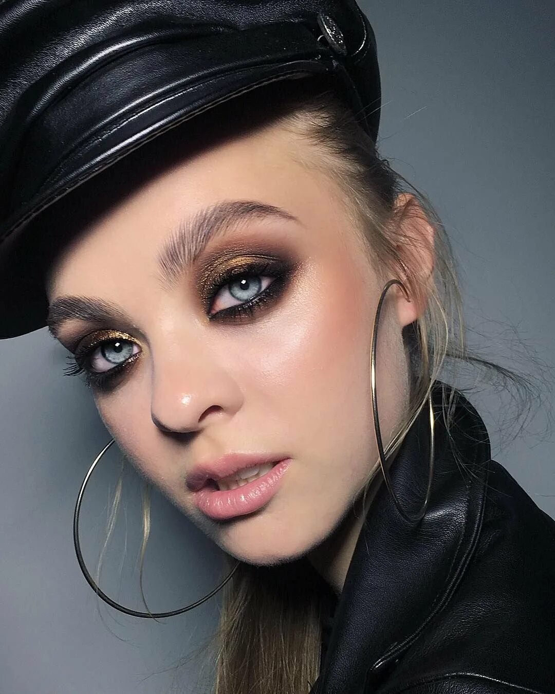 Темный смоки макияж. Смоки ай. Дымчатый смоки айс. Смоки ай. Смоки дымчатый макияж глаз.